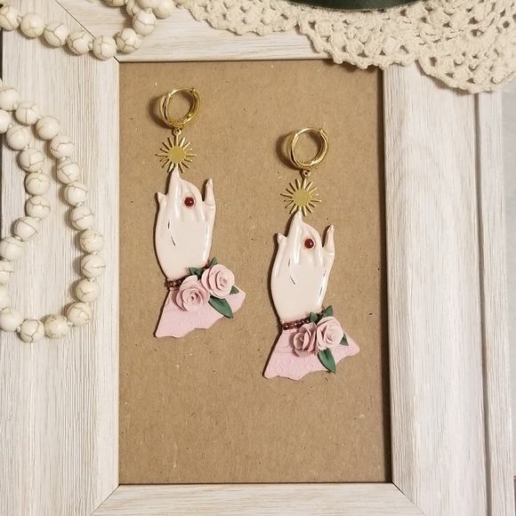 Victorian gloved hands - Picture 1 of 4